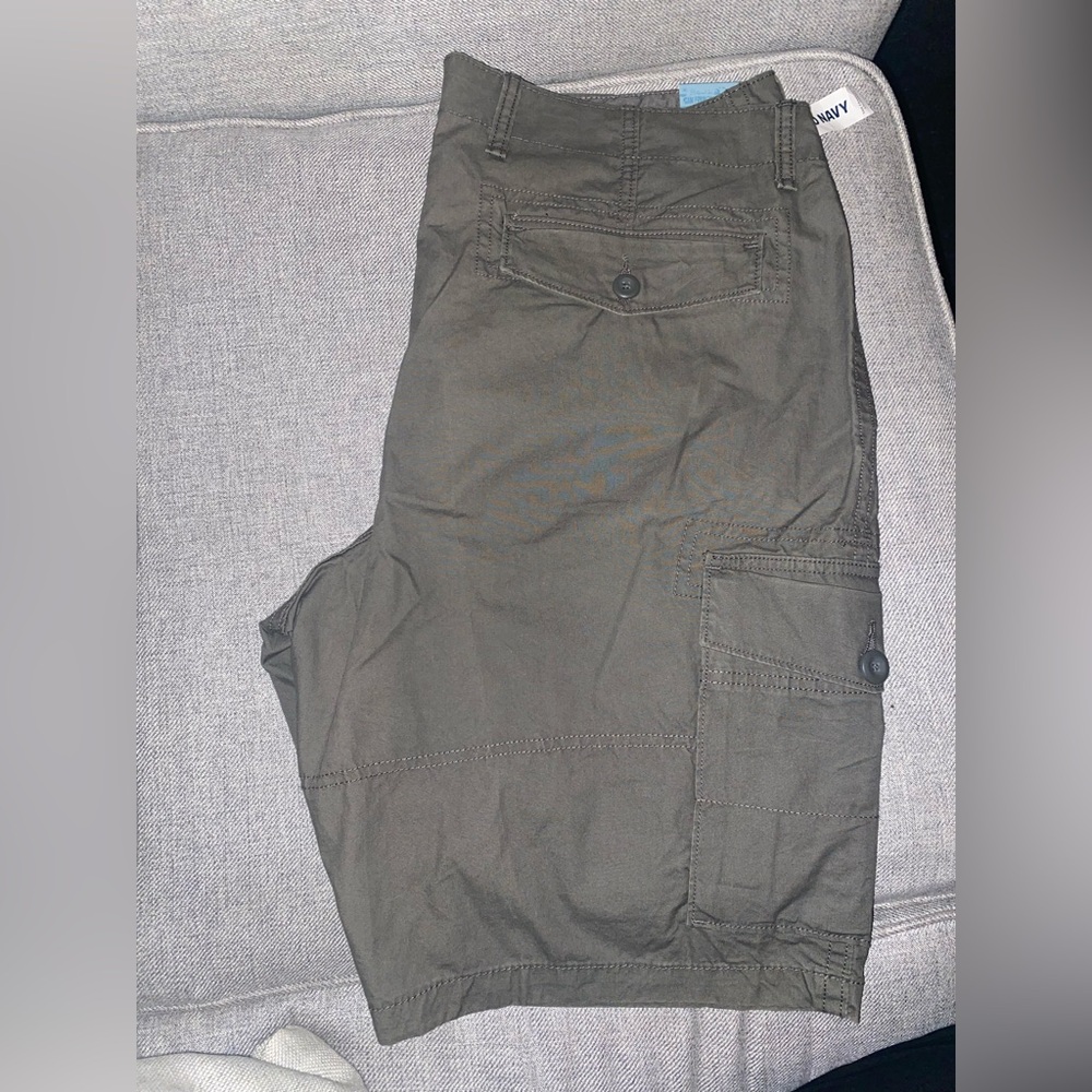 OLD NAVY MEN CARGO SHORTS